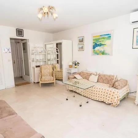 Apartment Cosy Center Beaches Shopping And Congresses Live In Merle